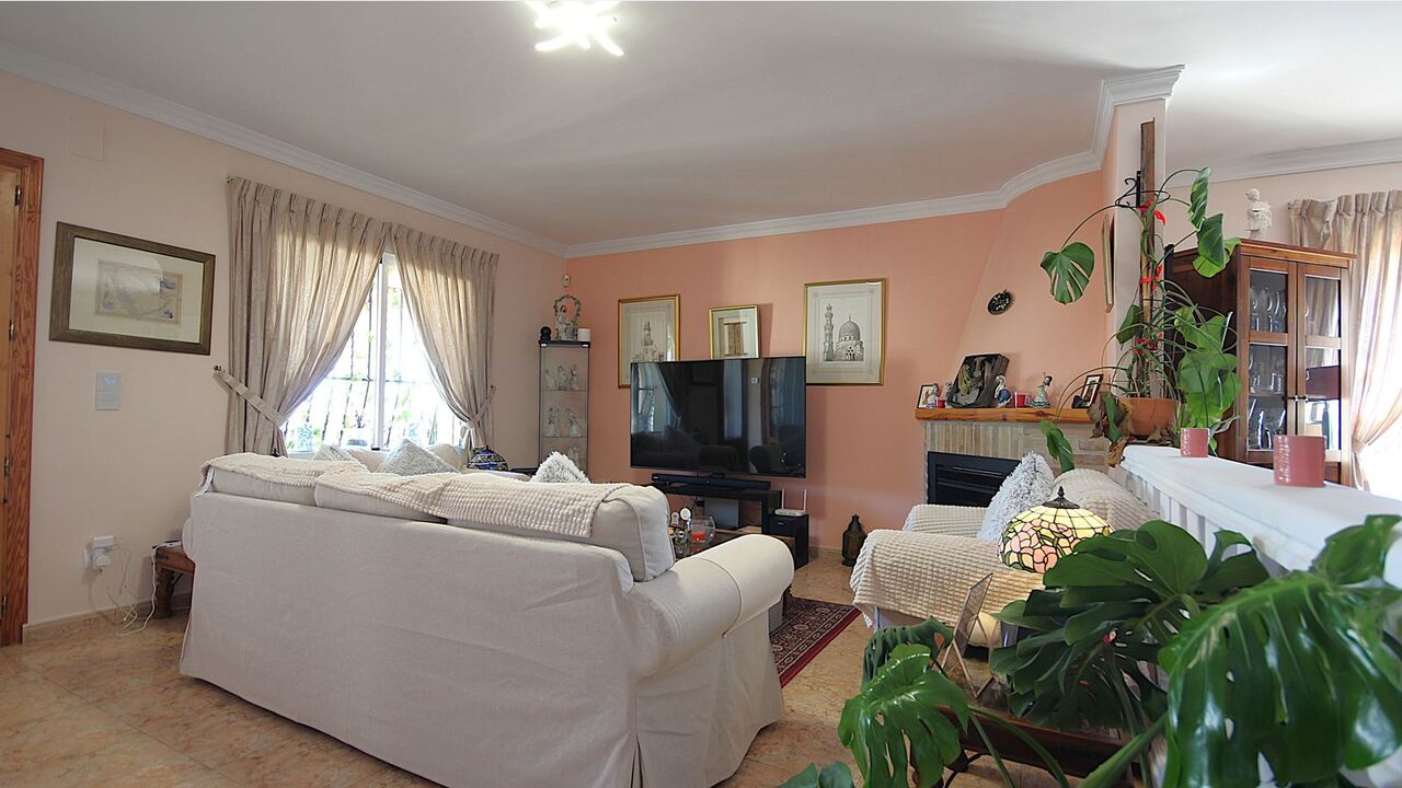 2372: Villa  in Orba