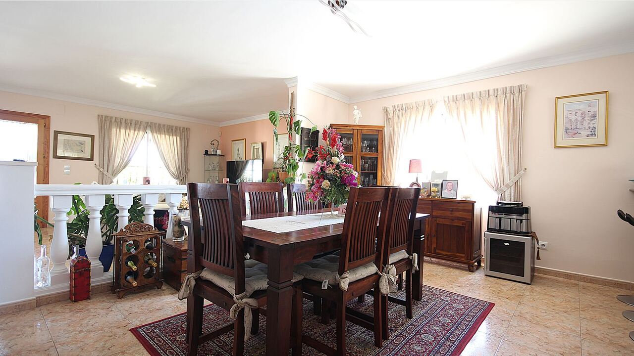2372: Villa  in Orba