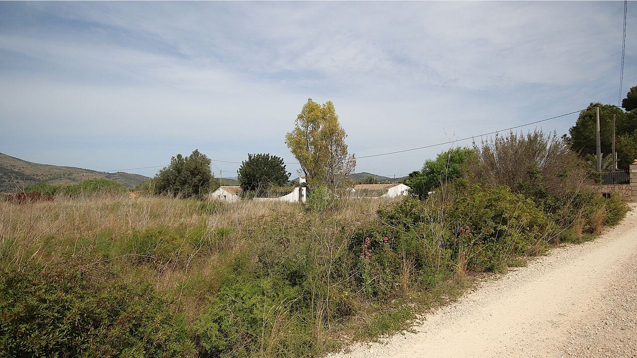 2374: Land  in Jalon
