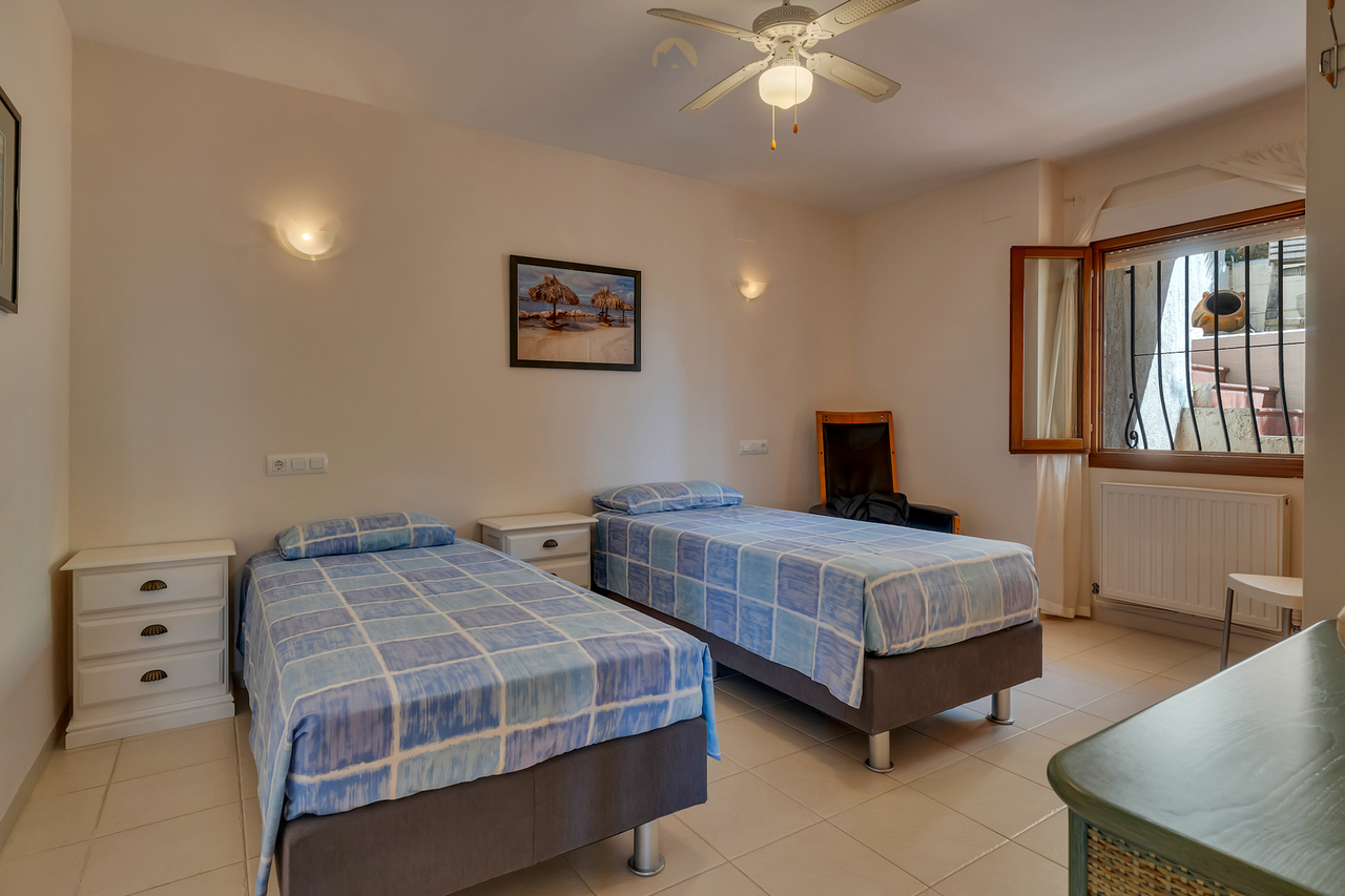 2366: Villa  in Jalon