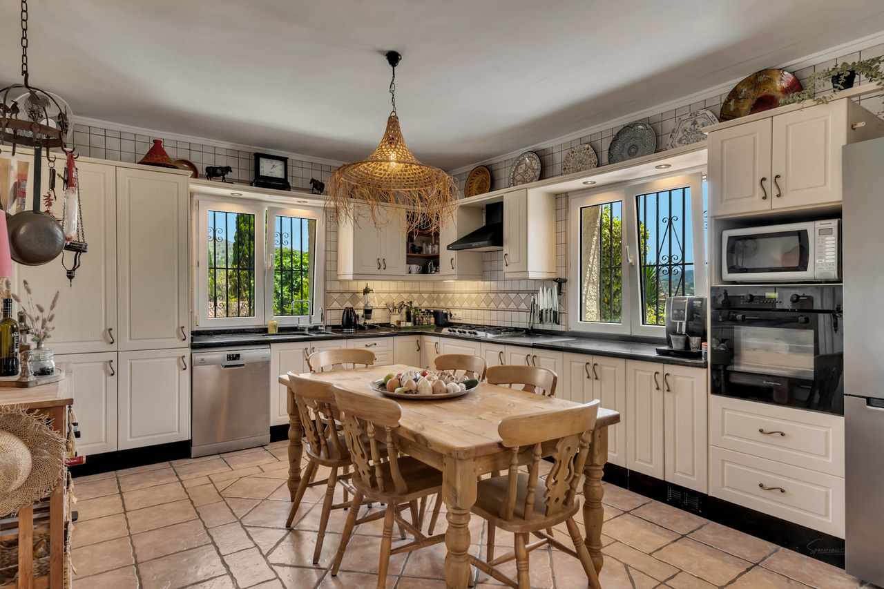 2400: Villa  in Jalon