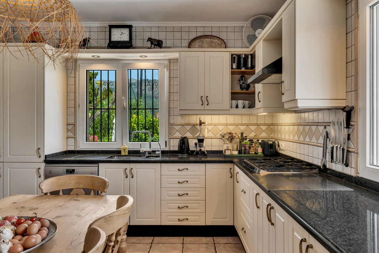 2400: Villa  in Jalon
