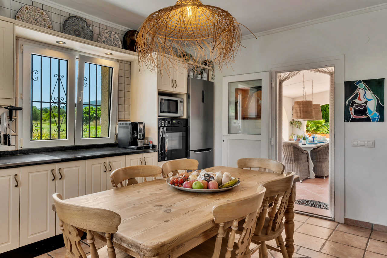 2400: Villa  in Jalon
