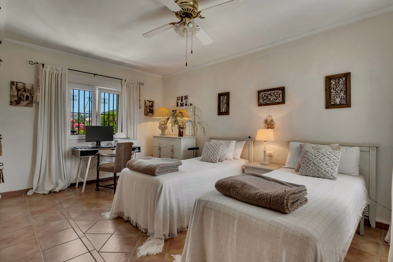 2400: Villa  in Jalon