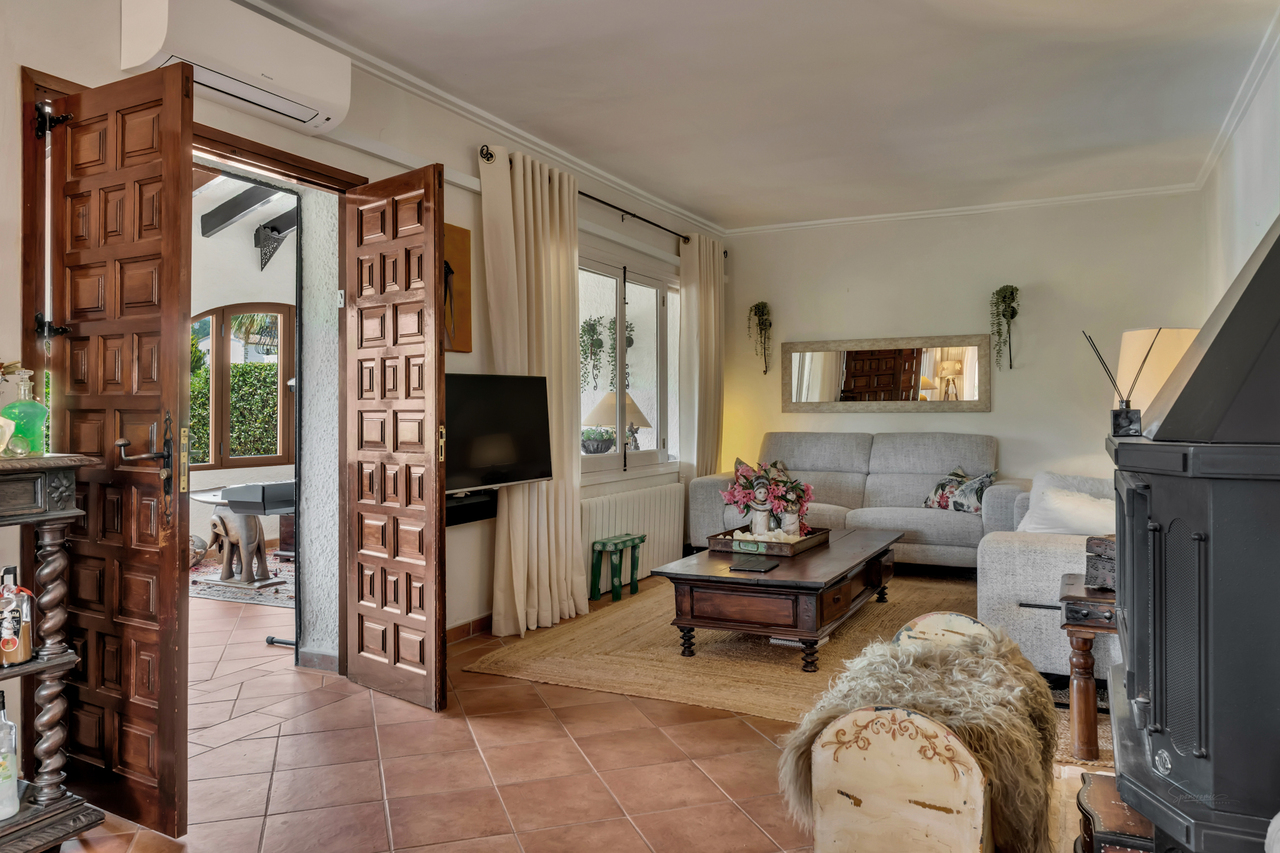 2400: Villa  in Jalon