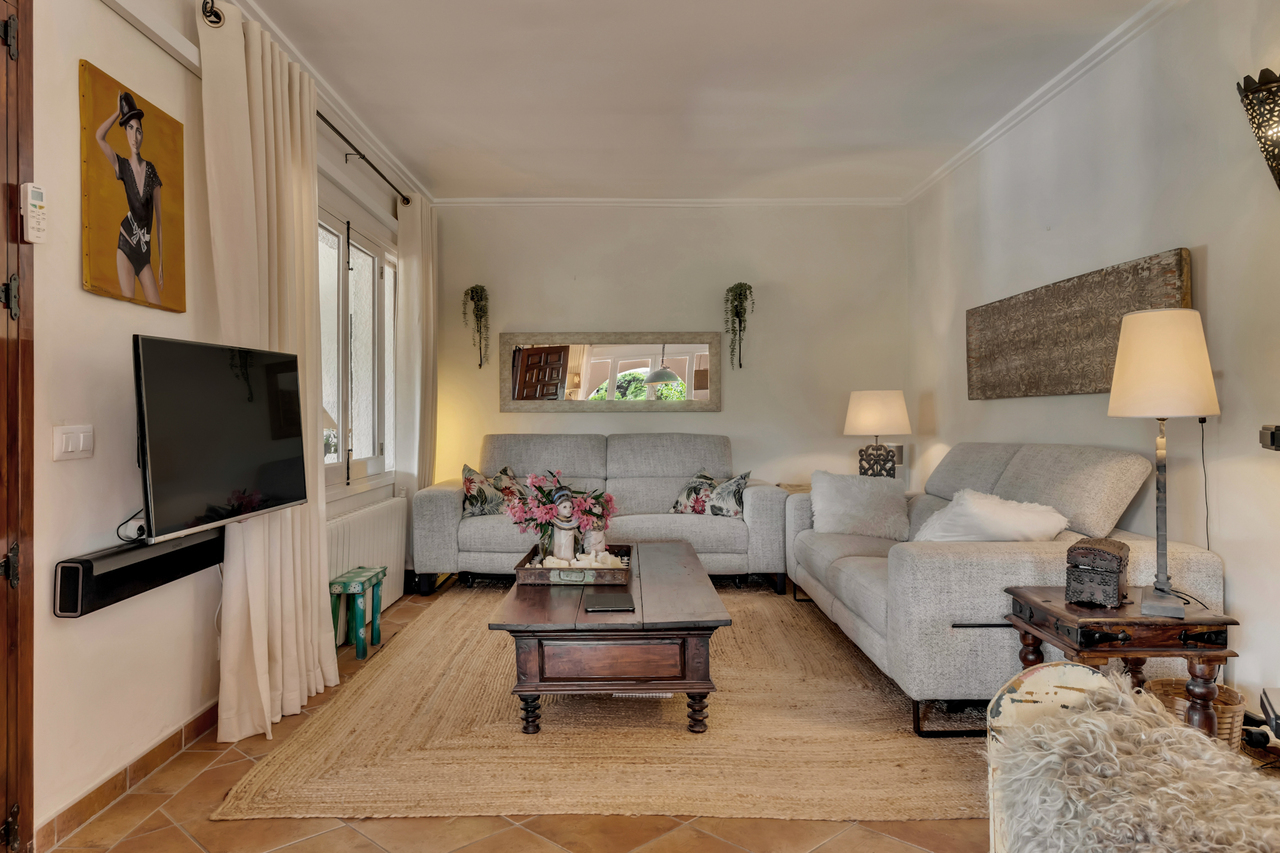 2400: Villa  in Jalon