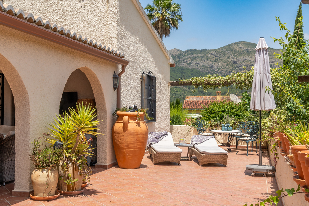 2400: Villa  in Jalon