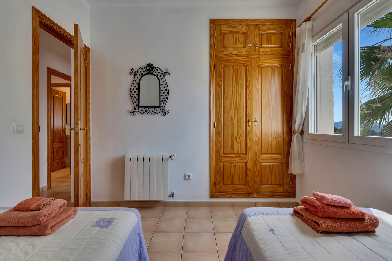 2405: Villa  in Jalon